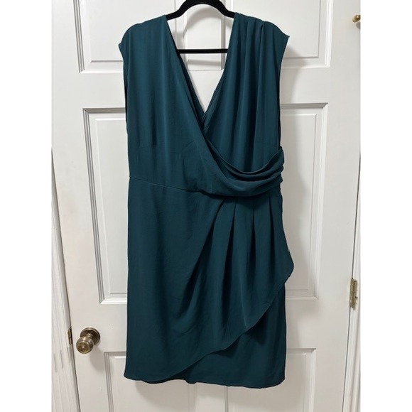 City Chic Women's Plus Size S/16 Emerald Green Sleeveless Surplice Dress - Picture 1 of 6